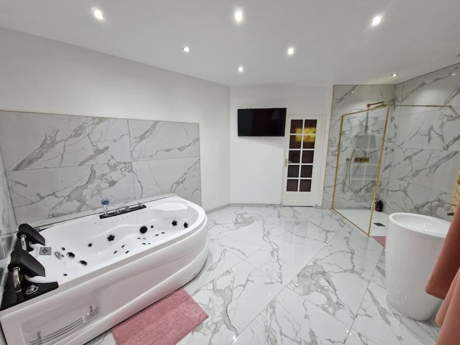 Maison Chic Avec Jacuzzi Nogent Sur Oise Yaospa60 Buitenkant foto