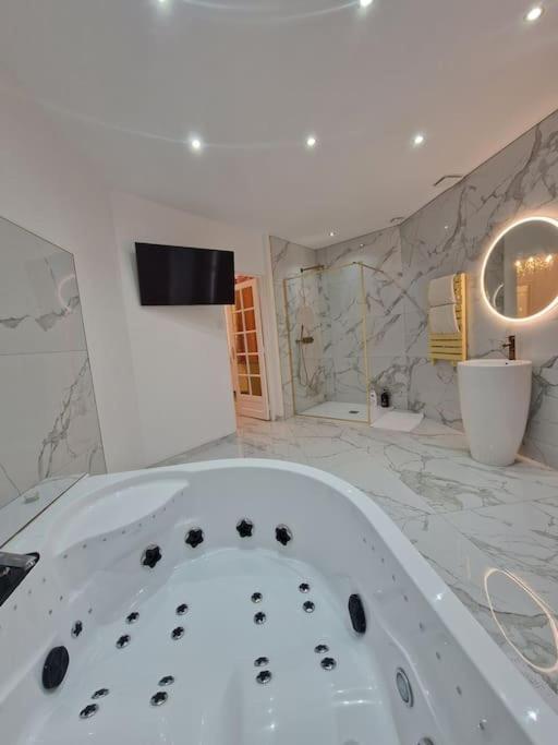 Maison Chic Avec Jacuzzi Nogent Sur Oise Yaospa60 Buitenkant foto